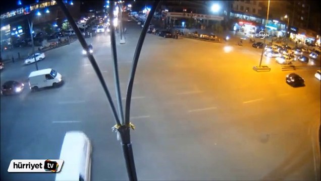Mobese kameralarına yansıyan ilginç trafik kazaları