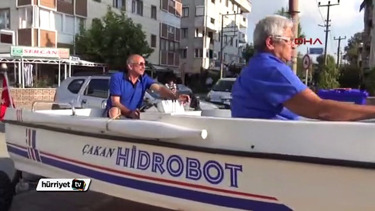 Tekerlekli tekne yaptı