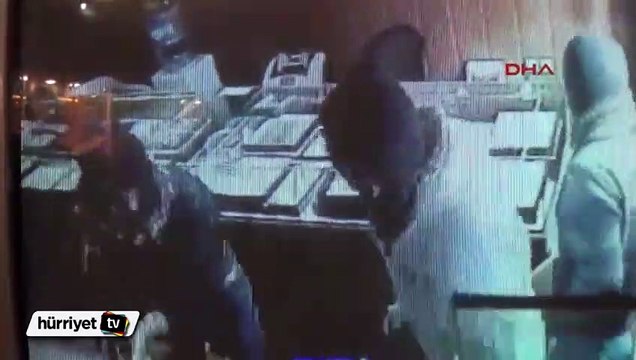 Pompalı soyguncuları paspas ve tabancayla kaçırdılar