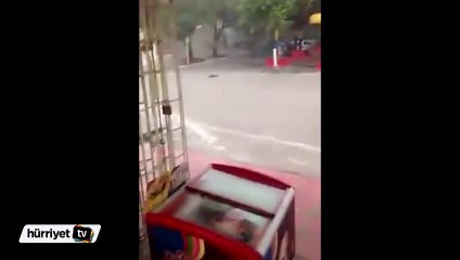 Genç kızın sel surlarına kapıldığı an amatör kamerada