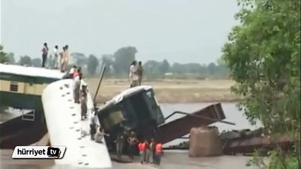 Üstünden tren geçen köprü çöktü