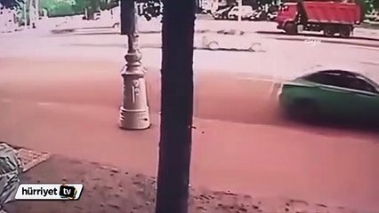 Yayalara değil arabasına üzüldü!