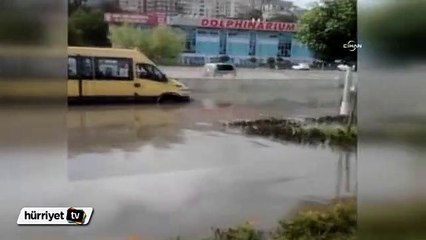 İstanbul'da araçlar göle dönen yolda mahsur kaldı
