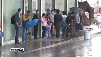 Taksim'de vatandaşlar yağmura hazırlıksız yakalandı