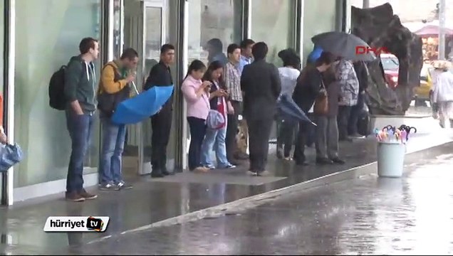 Taksim'de vatandaşlar yağmura hazırlıksız yakalandı