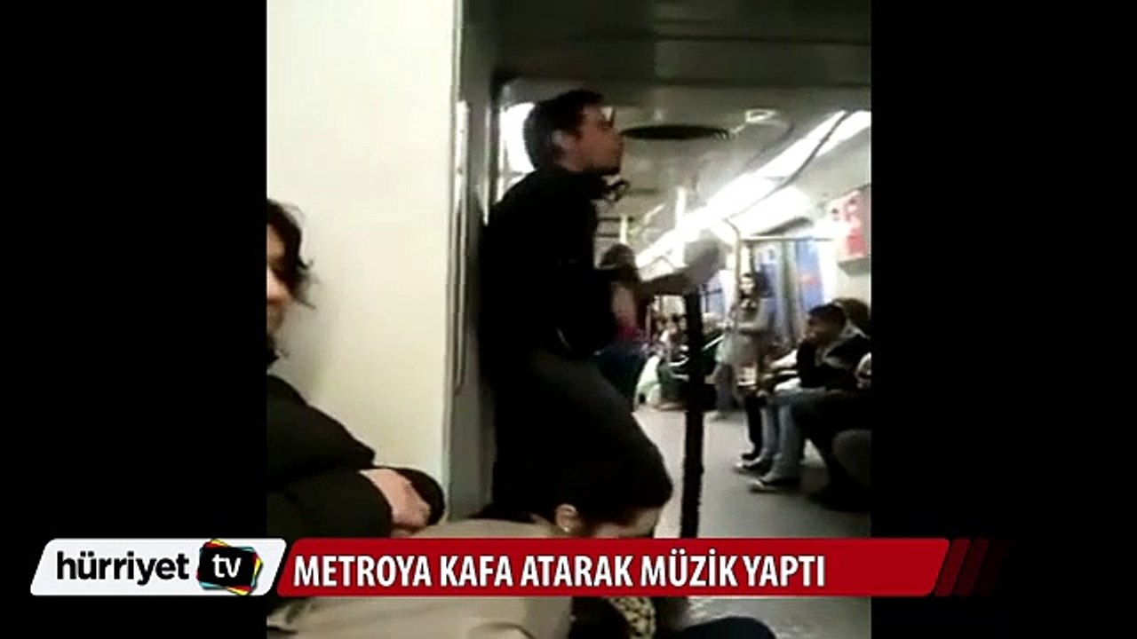 Metroya kafa atarak müzik yaptı
