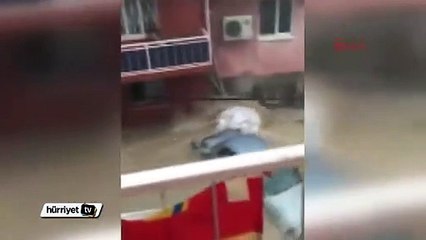 İzmir'de sel suları vatandaşı ve araçları işte böyle sürükledi