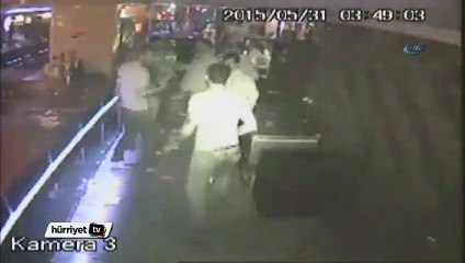 Şehir magandaları, silahlarla müzikhol bastı