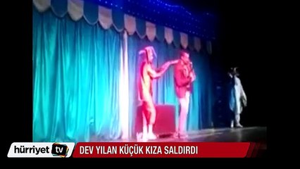 Gösteri esnasında dev yılan küçük kıza saldırdı