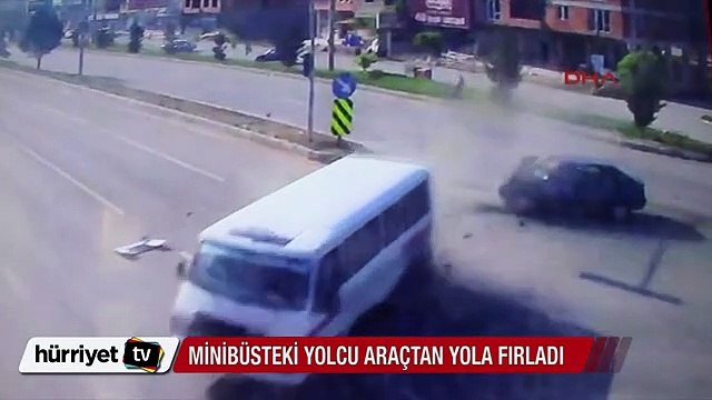 Kaza yapan minibüsten yola böyle fırladı