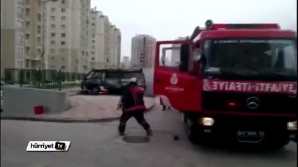 Otoparktaki minibüs alev alev yandı