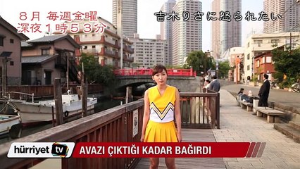 Kameranın karşısına geçip avazı çıktığı kadar bağırdı