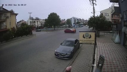 Son dakika haber | Otomobille motosikletin çarpışması kameraya yansıdı