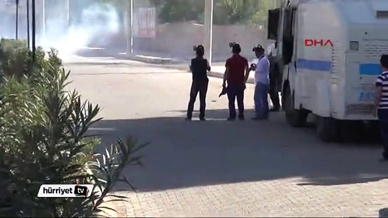 Nusaybin'de yol kapatan gruba müdahale