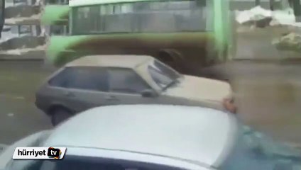 Çatıdan düşen karlar az daha öldürüyordu