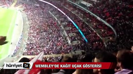 Wembley'de kağıt uçak gösterisi