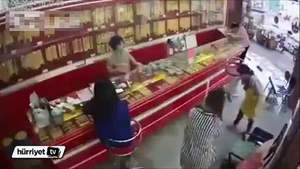 Otomobiliyle mağazaya daldı