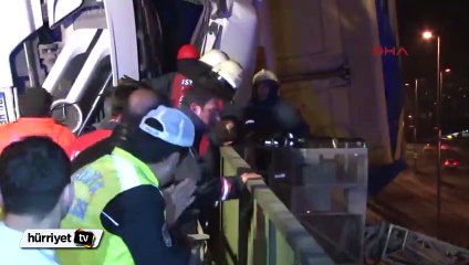 Devrilen kamyonun içerisinde 2,5 saat kurtarılmayı bekledi