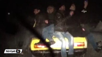 Kayan otomobil üzerindeki tehlikeli yolculuk kamerada