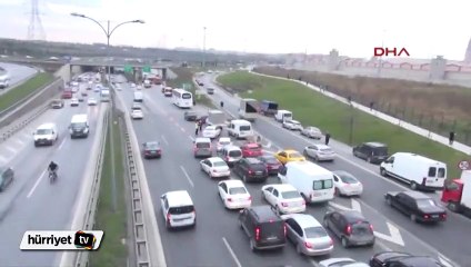 Kamyonet otomobilin üzerine devrildi