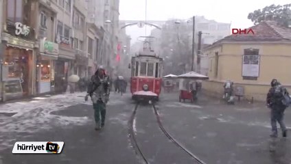 Taksim'de lapa lapa kar yağışı