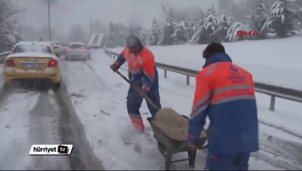 Descargar video: Araçlar yolda kaldı, el arabasıyla tuz getirdiler