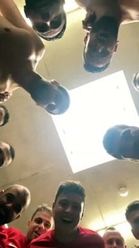 LE VESTIAIRE APRÈS LA PREMIÈRE VICTOIRE DE LA SAISON 3 BUTS À 1 SUR LE TERRAIN DE CLONAS