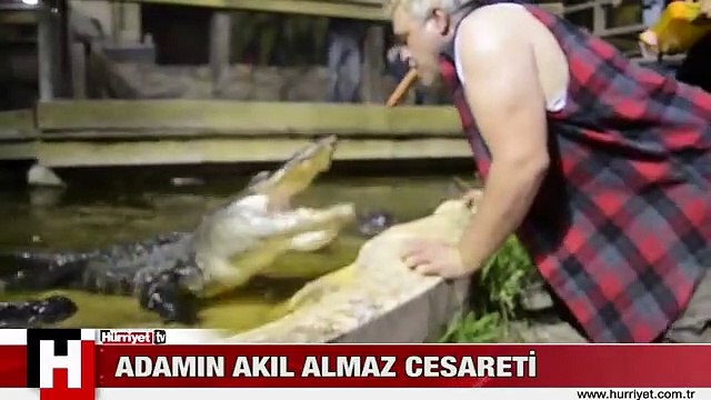 AĞZIYLA TİMSAH BESLEDİ