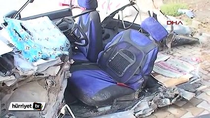 TIR'a çarpan otomobil bu hale geldi