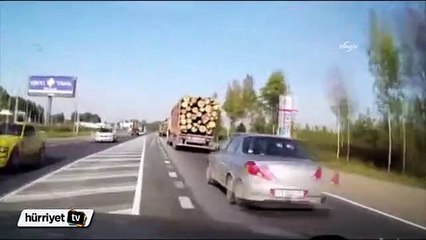 Tomruk yüklü TIR böyle devrildi