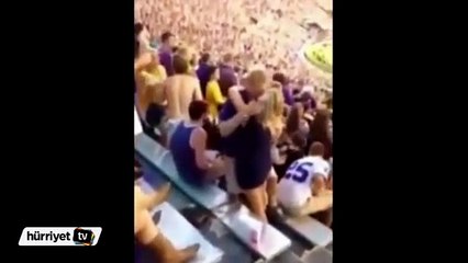 Maçı bırakıp öpüşen çift düştü