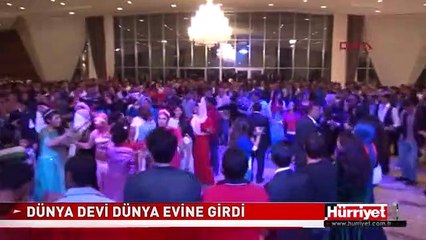DÜNYANIN EN UZUN ADAMI EVLENDİ