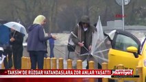 TAKSİM'DE RÜZGAR VATANDAŞLARA ZOR ANLAR YAŞATTI