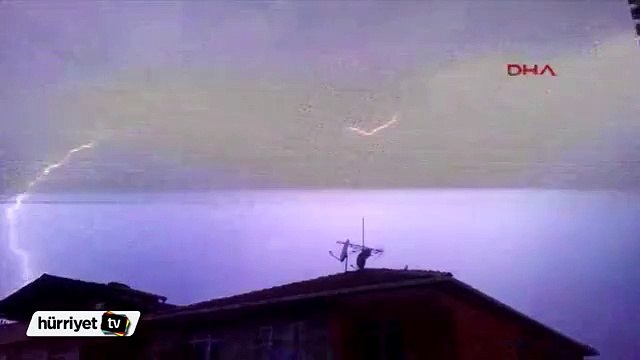 İstanbul'da geceyi şimşekler aydınlattı