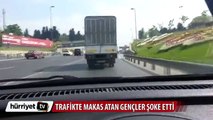 Trafikte makas atan gençler şoke etti