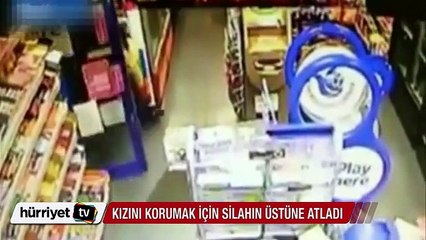 Kızını korumak için silahın üzerine atladı