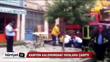 Kamyon kaldırımdaki yayalara çarptı