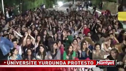 İZMİR'DE ERKEK ÖĞRENCİLERDEN KIZ ÖĞRENCİLERE DESTEK