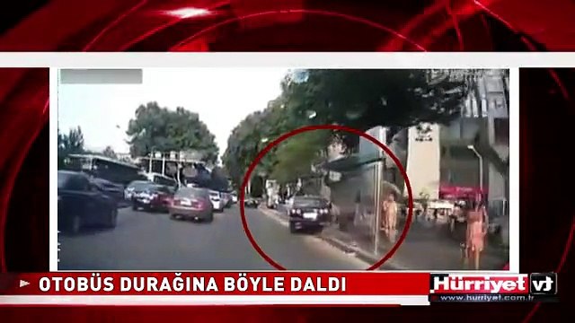OTOMOBİL OTOBÜS DURAĞINA BÖYLE DALDI