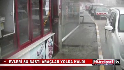 KARABÜK'TE EVLERİ SU BASTI, ARAÇLAR YOLDA KALDI