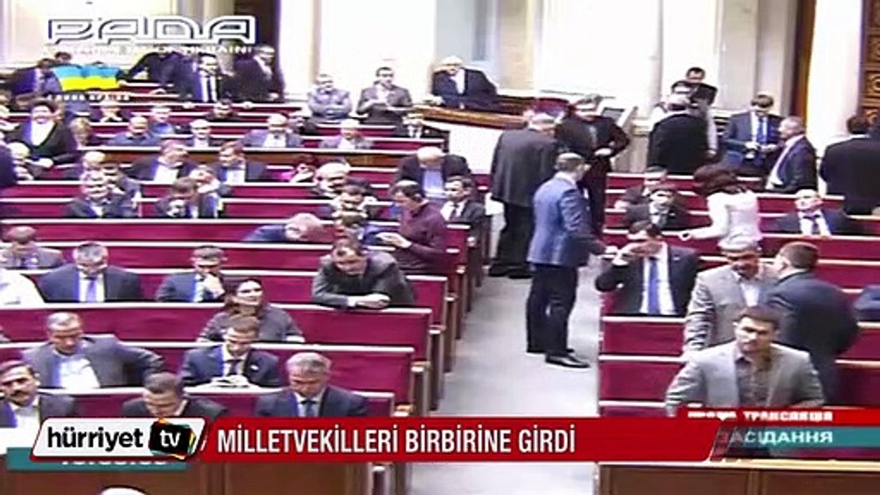 Ukrayna parlamentosunda milletvekilleri birbirine girdi