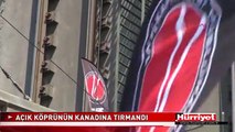 AÇIK KÖPRÜNÜN KANADINA TIRMANDI