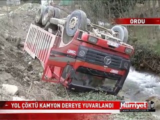 YOL ÇÖKTÜ, KAMYON DEREYE YUVARLANDI