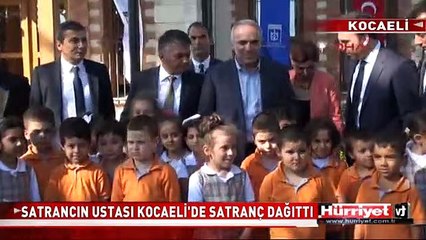KASPAROV, ÖĞRENCİLERE SATRANÇ TAKIMI DAĞITTI