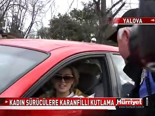 POLİSTEN KADIN SÜRÜCÜLERE KARANFİLLİ KUTLAMA