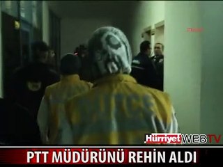 ELİNDEKİ BENZİN DOLU ŞİŞE İLE PTT MÜDÜRÜNÜ REHİN ALDI