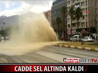 BORU PATLADI CADDE SEL ALTINDA KALDI