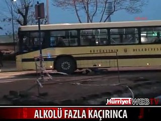 GENÇ KADIN YERLERDE SÜRÜNDÜ