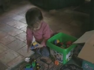Clémence joue aux legos...