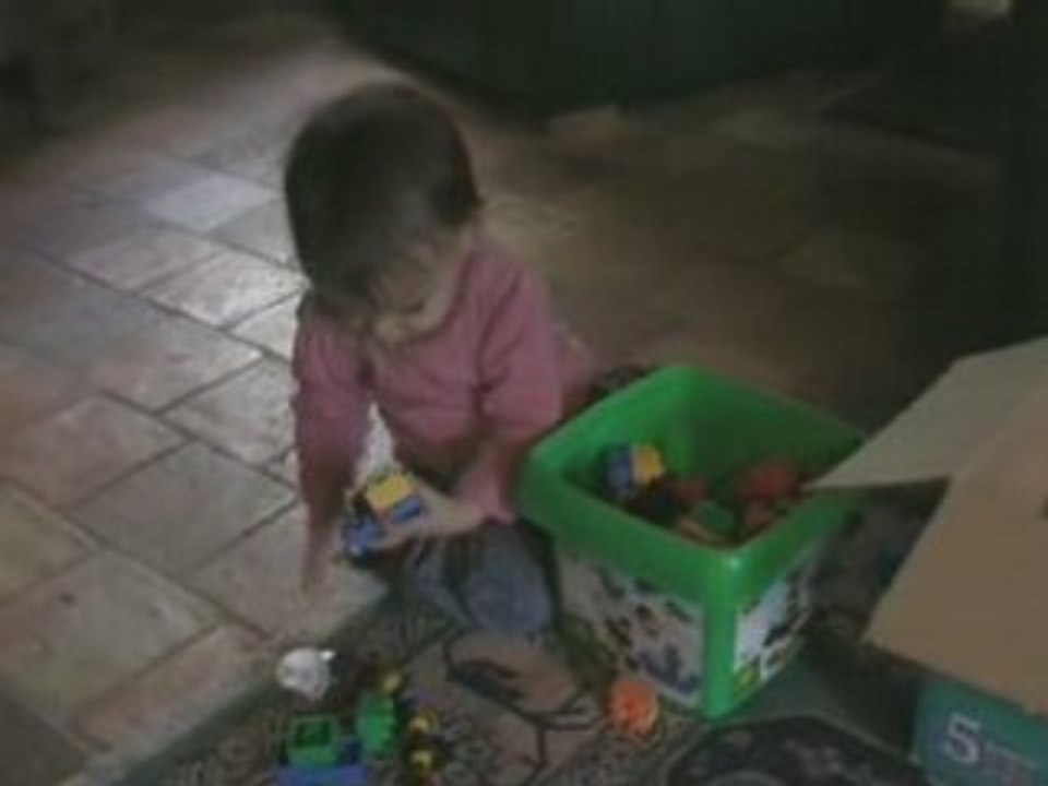 Clémence joue aux legos...